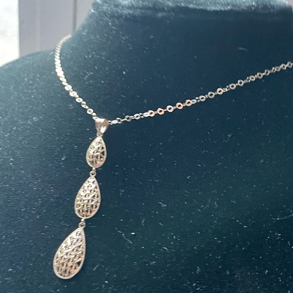 Made In USA and Indonesia Jewelry - 10k Yellow Gold 18” chain with teardrop pendant (22” with pendant)